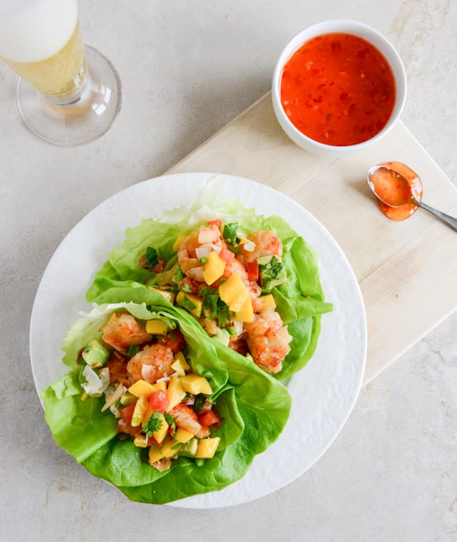 Beer Battered Shrimp Lettuce Wraps with Mango Avocado Salsa I howsweeteats.com Beer Battered Shrimp Lettuce Wraps with Mango Avocado Salsa I howsweeteats.com