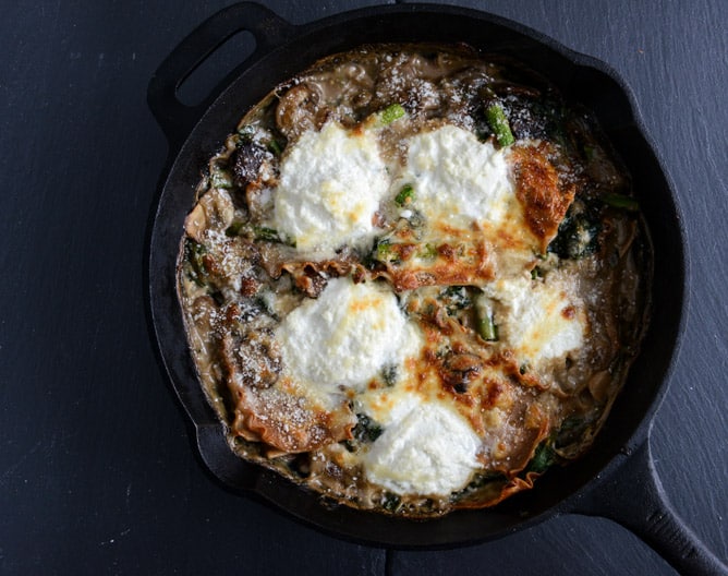 Springtime Veggie Skillet Lasagna I howsweeteats.com Springtime Veggie Skillet Lasagna I howsweeteats.com