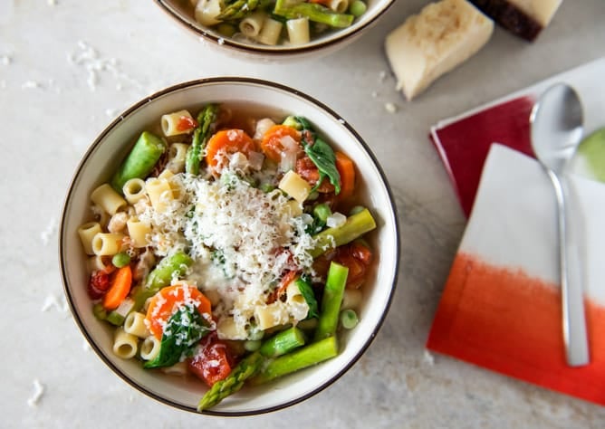 Easy Springtime Crockpot Minestrone I howsweeteats.com