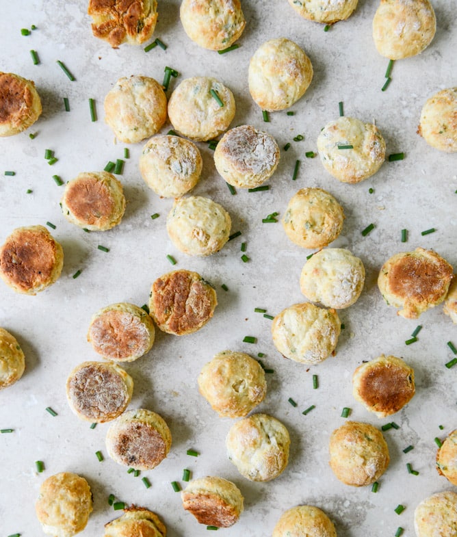 Mini Cream Cheese + Chive Biscuits I howsweeteats.com Mini Cream Cheese + Chive Biscuits I howsweeteats.com