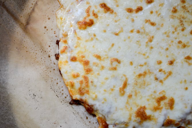 The Best Cauliflower Crust Pizza I howsweeteats.com