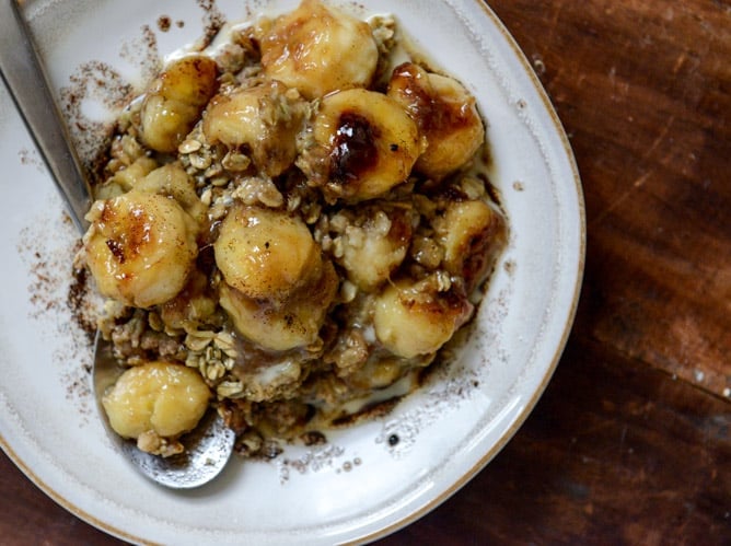 Eggnog Baked Oatmeal with Caramelized Bananas and Vanilla Bean Brown Butter I howsweeteats.com