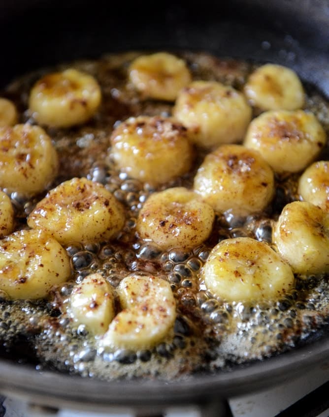 Eggnog Baked Oatmeal with Caramelized Bananas and Vanilla Bean Brown Butter I howsweeteats.com