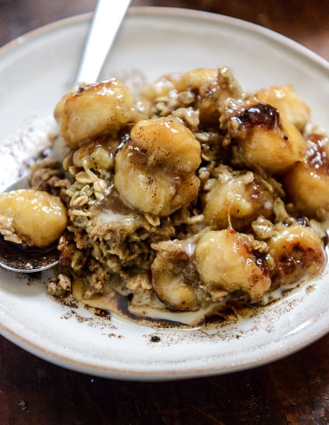 Eggnog Baked Oatmeal with Caramelized Bananas and Vanilla Bean Brown Butter I howsweeteats.com