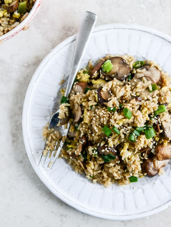 30 Minute Portobello Fried Brown Rice I howsweeteats.com