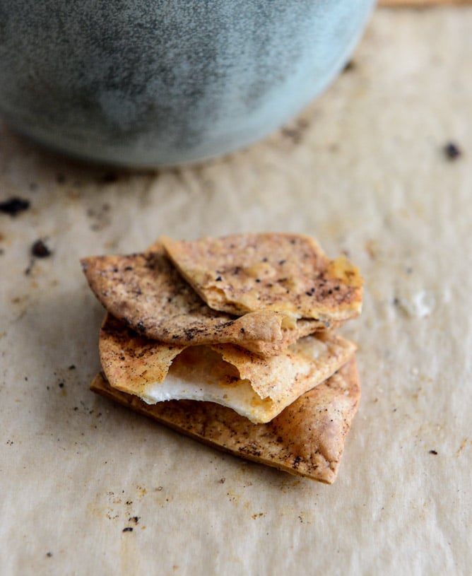 Jalapeño Honey Hummus with Spiced Olive Oil Tortilla Chips I howsweeteats.com