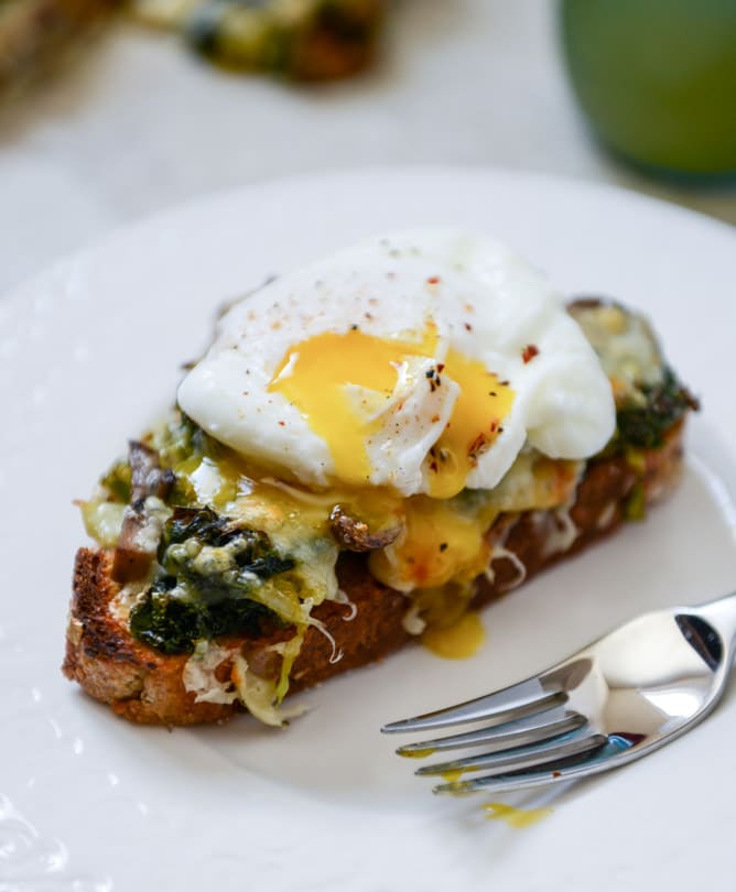 Broiled Fontina Toasts with Roasted Garlic and Poached Eggs I howsweeteats.com