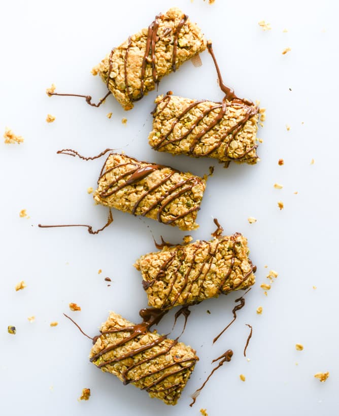 chewy pistachio maracoon granola bars I howsweeteats.com