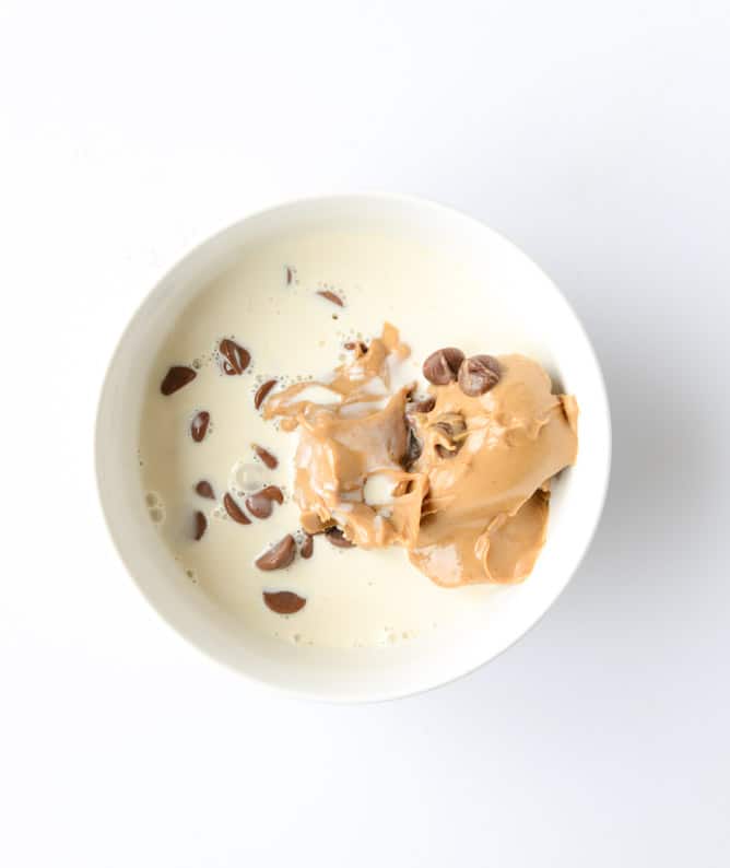 chocolate peanut butter fudge stuffed caramel apples I howsweeteats.com