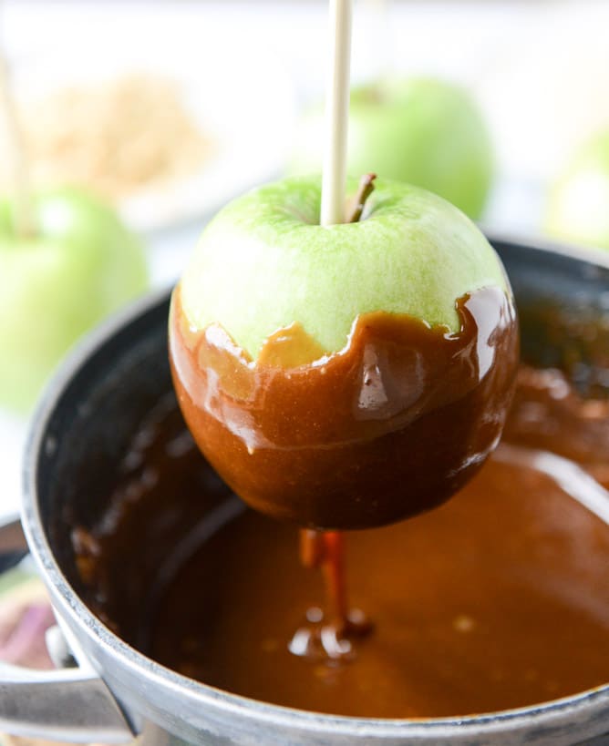 chocolate peanut butter fudge stuffed caramel apples I howsweeteats.com