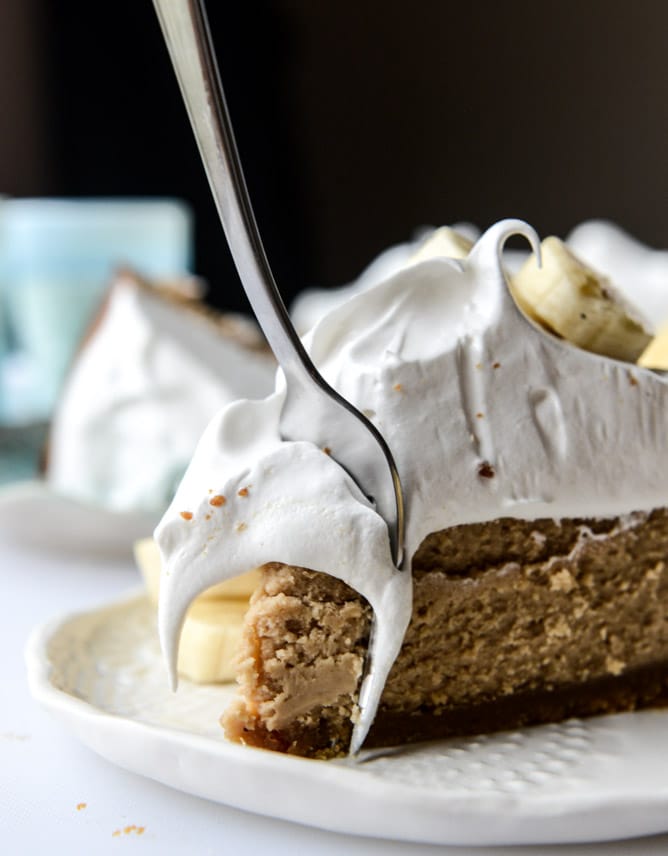 peanut butter cheesecake with whipped marshmallow and bananas I howsweeteats.com