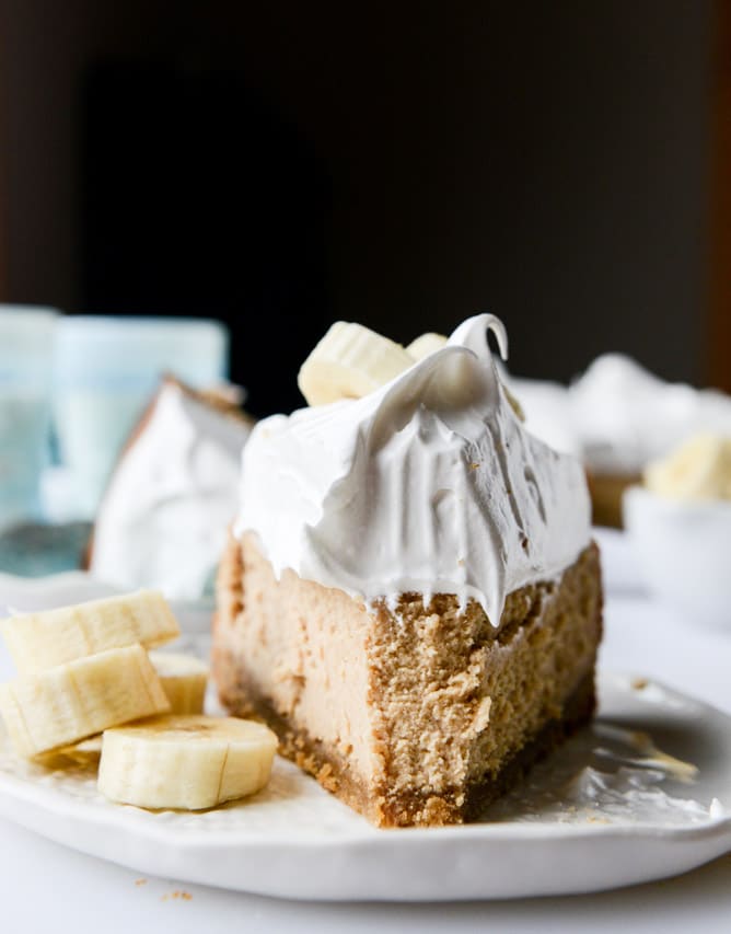 peanut butter cheesecake with whipped marshmallow and bananas I howsweeteats.com