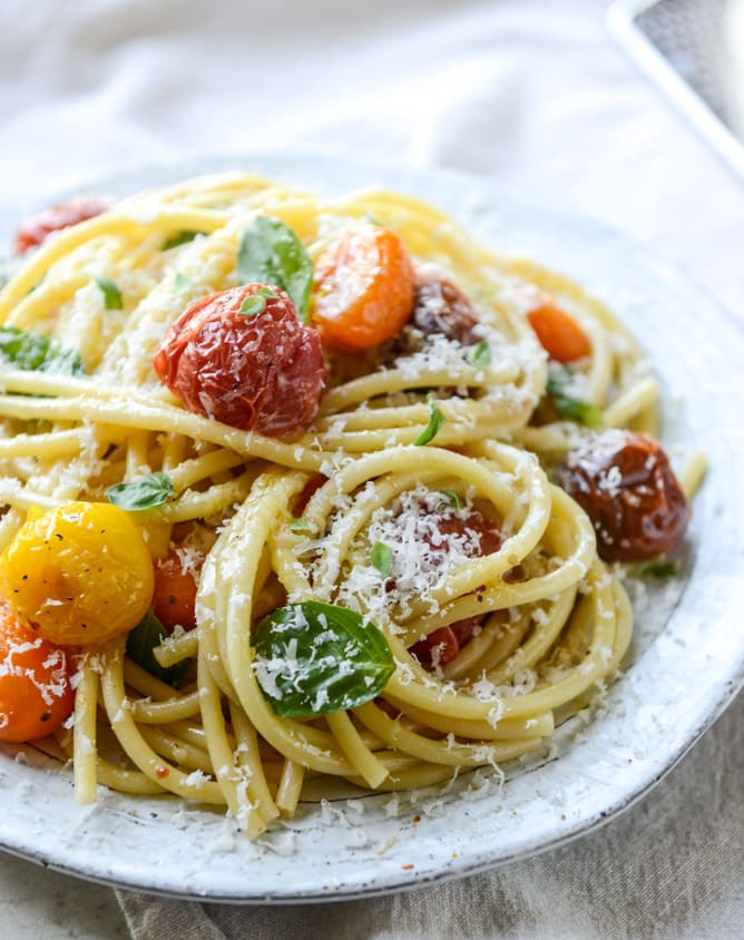 roasted garlic butter bucatini with burst tomatoes I howsweeteats.com