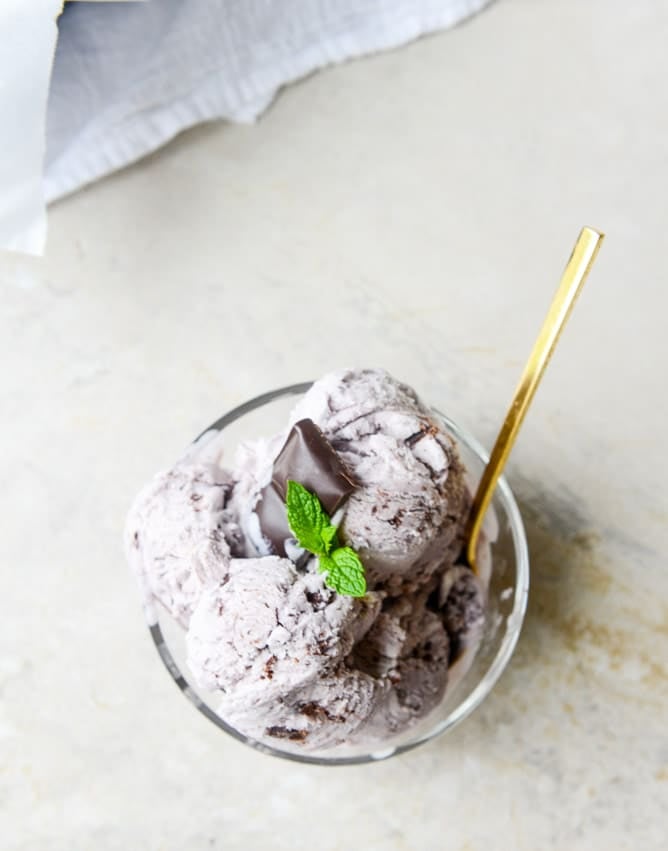 NO CHURN blackberry chip ice cream I howsweeteats.com