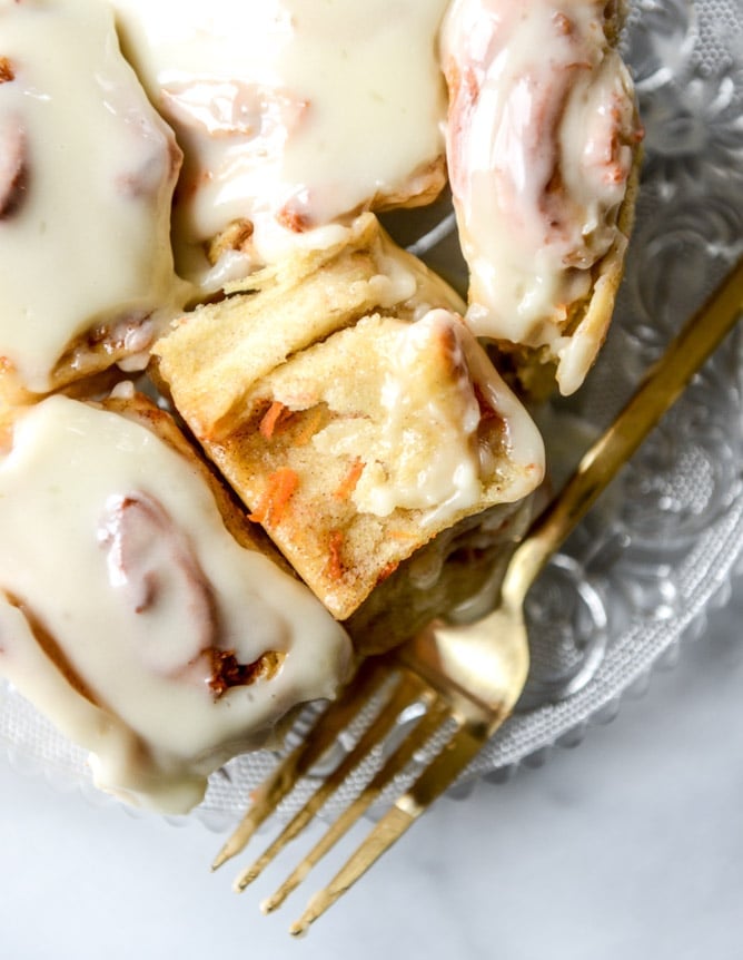 carrot cake cinnamon rolls with mascarpone icing I howsweeteats.com