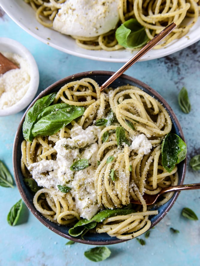 pesto pasta with burrata I howsweeteats.com