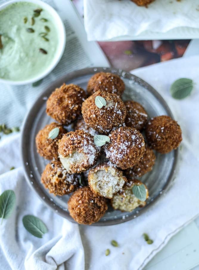 bacon butternut arancini with pumpkin pesto dip I howsweeteats.com