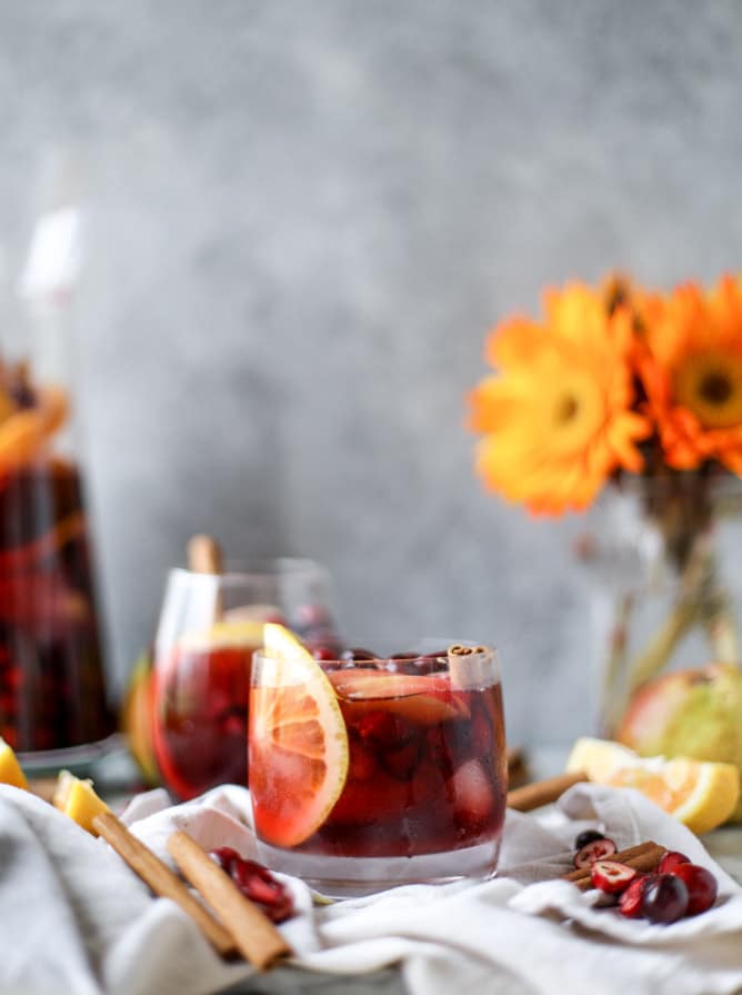 cranberry chai sangria I howsweeteats.com 