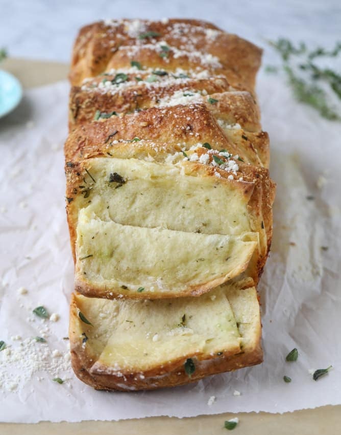 roasted garlic parmesan herb pull-apart bread I howsweeteats.com