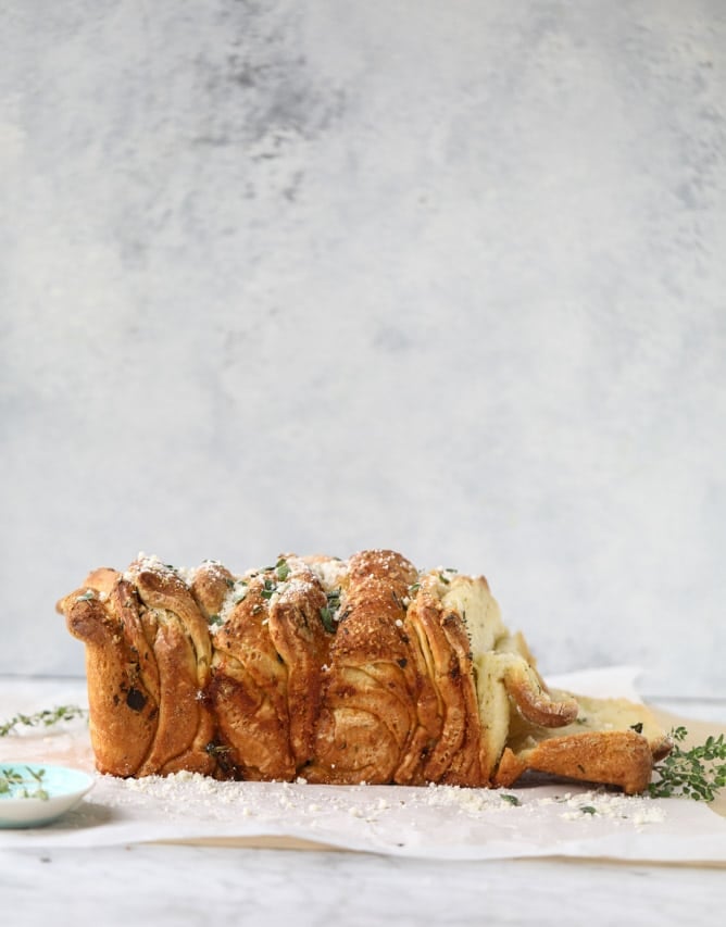 roasted garlic parmesan herb pull-apart bread I howsweeteats.com