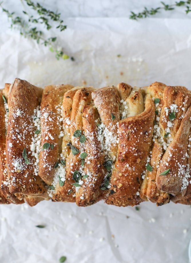 roasted garlic parmesan herb pull-apart bread I howsweeteats.com