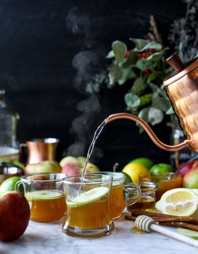 caramel apple hot toddy I howsweeteats.com #caramel #apple #cocktail