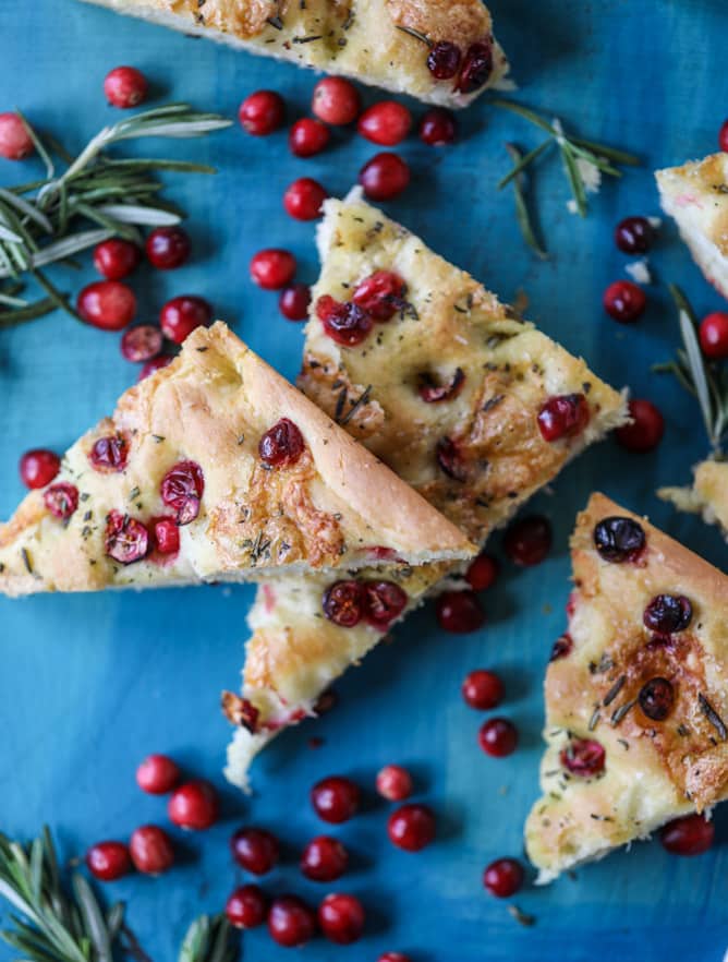 cranberry brie focaccia bread I howsweeteats.com #cranberry #focaccia #bread #christmas