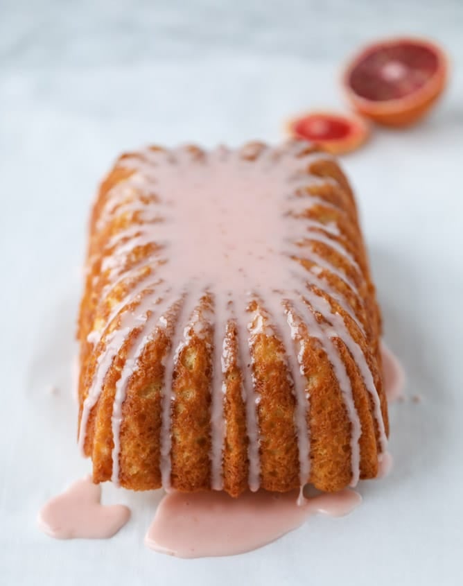 blood orange yogurt cake I howsweeteats.com #bloodorange #greekyogurt #yogurt #loafcake #cake #citrus