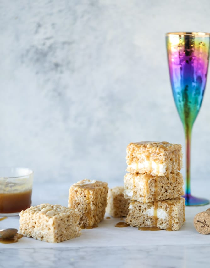 champagne caramel krispie treats I howsweeteats.com #brownrice #ricekrispietreats #champagne #caramel