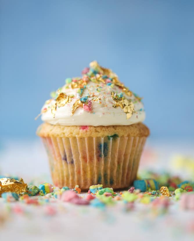 lucky charms cereal milk cupcakes I howsweeteats.com #luckycharms #cupcakes #cerealmilk #cake #funfetti #confetti #sprinkles