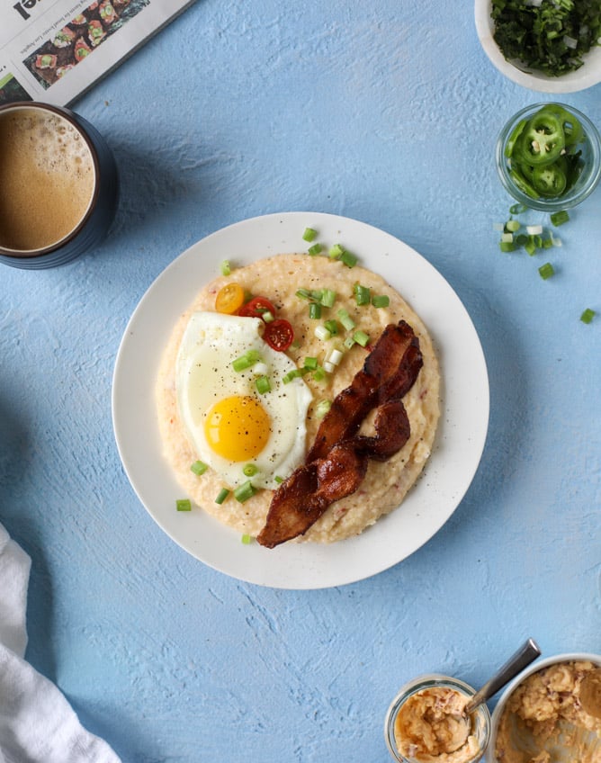 pimento cheese brunch grits I howsweeteats.com #pimentocheese #brunch #breakfast #grits #bacon #kentuckyderby