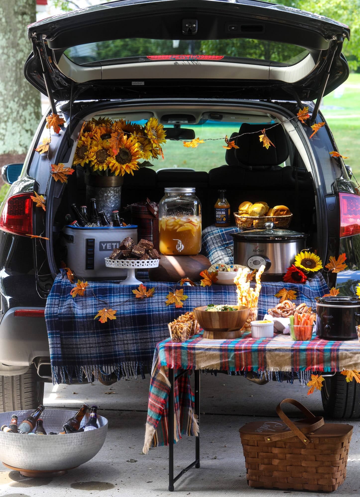 These are the best tailgating recipes right here! This tailgating menu contains some of the most popular recipes that are easily made ahead of time and taste delicious. Huge crowd pleasers for football season! I howsweeteats.com #tailgating #football #season #recipes #party #food