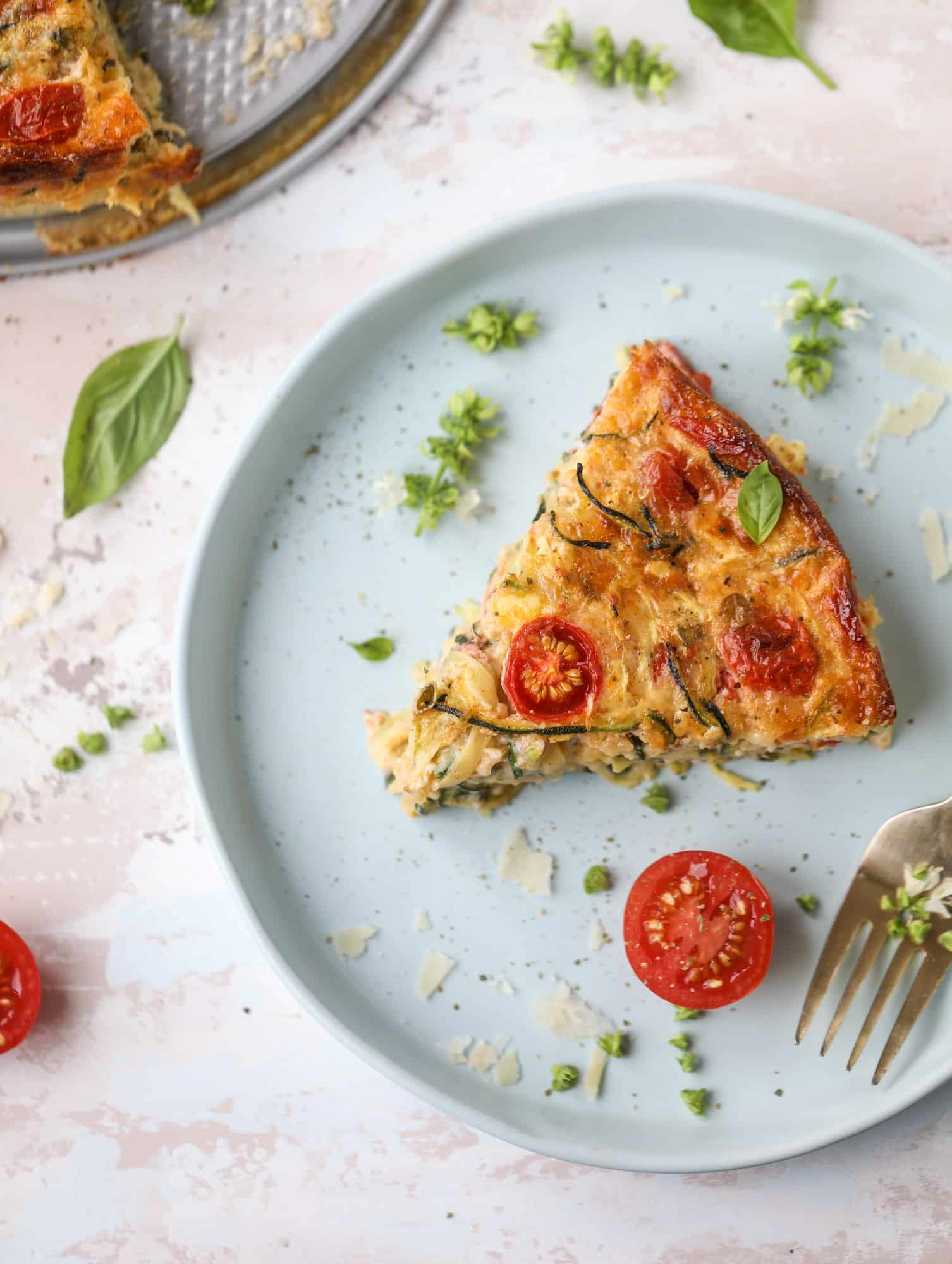 This zucchini pie recipes is absolutely divine and perfect for breakfast or dinner! Completely with garlic and blistered tomatoes, it combines cheese and egg to make a to-die-for frittata-like dish that can be eaten hot or cold! I howsweeteats.com #zucchini #pie #tomatoes #eggs #recipes #garden #summer