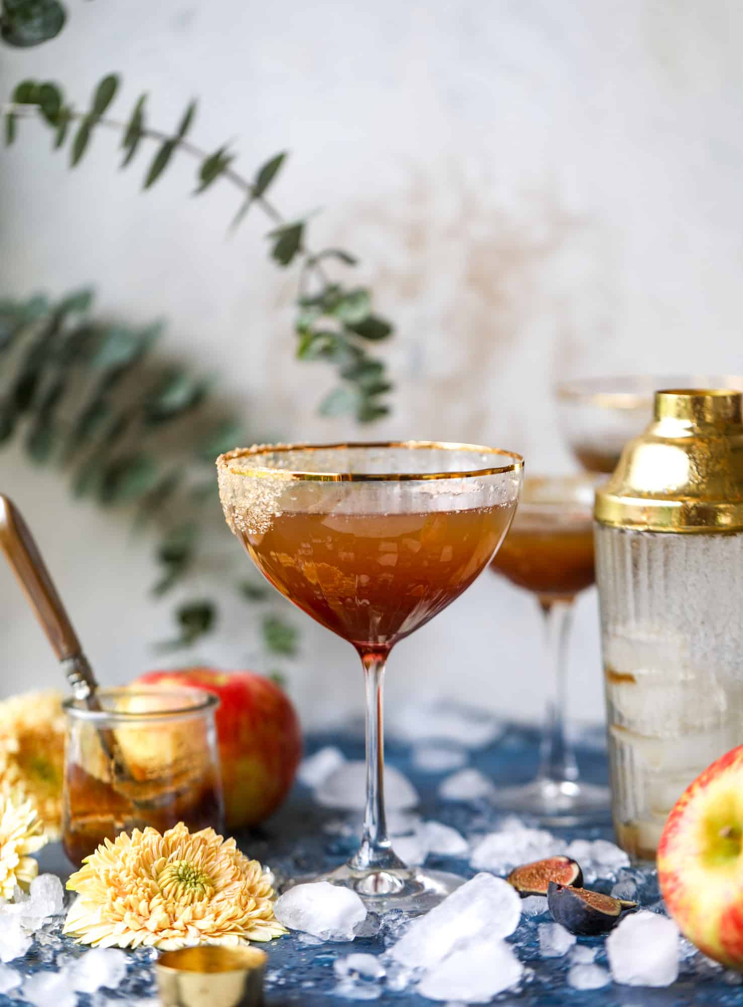 This apple butter cocktail is perfect for the fall season and incredible delicious! It's super simple too: you need apple butter, bourbon and ginger ale or ginger beer. A cinnamon sugar rim and a fig garnish make it super pretty. YUM. I howsweeteats.com #apple #butter #cocktail #bourbon #fizz