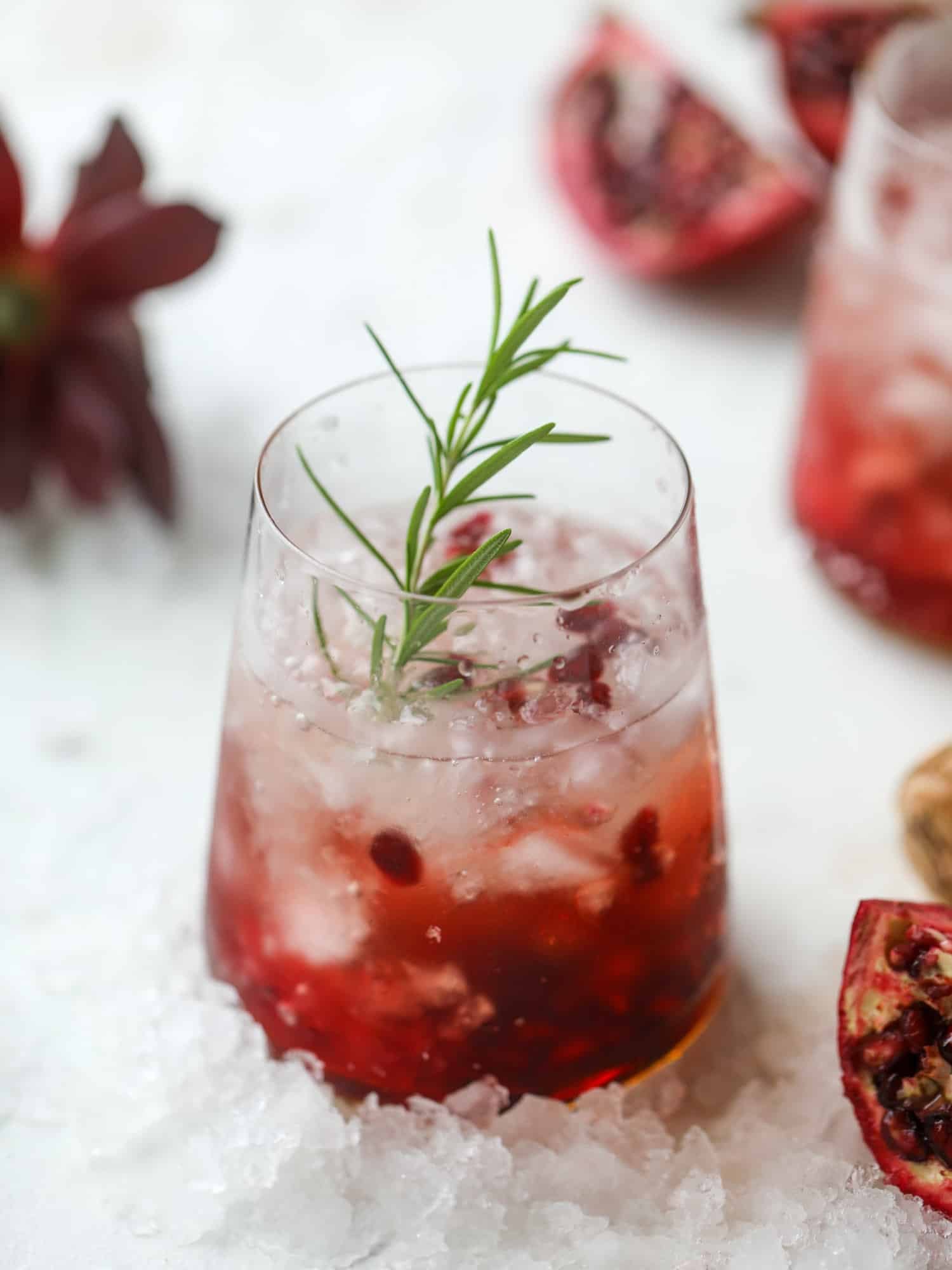The pomegranate smash cocktail is a great drink for fall, Thanksgiving and the holiday season. Pomegranate juice, vodka and prosecco create a bubbly delicious drink that is garnished with pomegranate arils and rosemary. So festive! I howsweeteats.com #pomegranate #smash