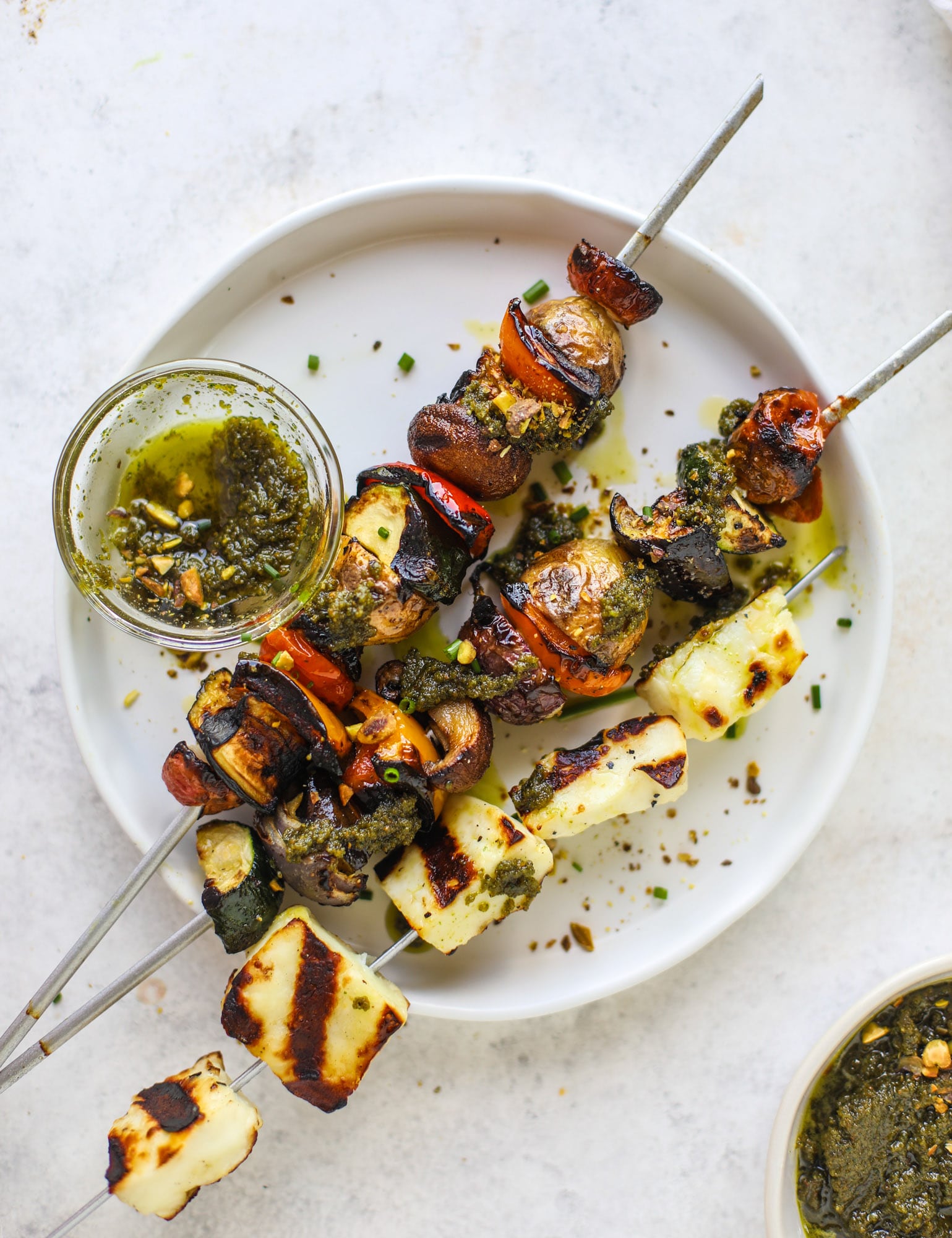 grilled veggie halloumi skewers with pistachio pesto