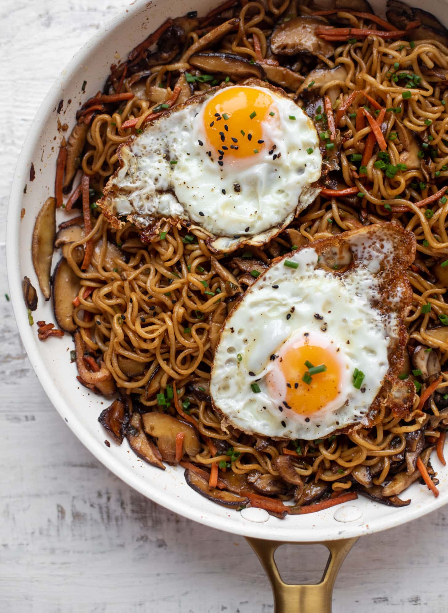 20 minute ramen noodles with sesame fried eggs