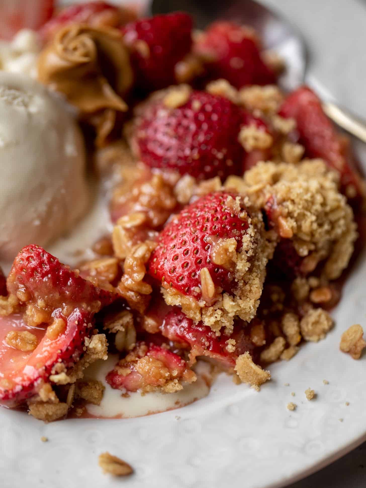 peanut butter strawberry crumble