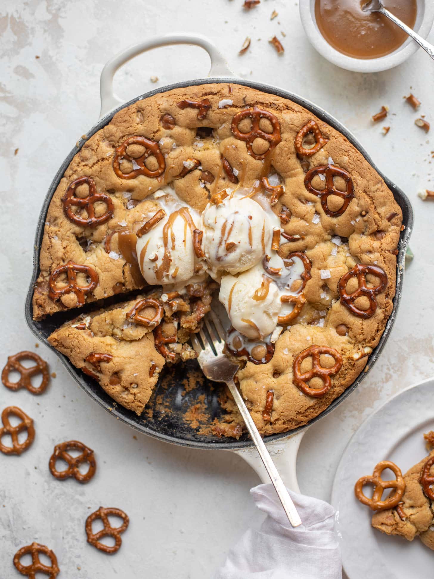 caramel pretzel skillet cookie