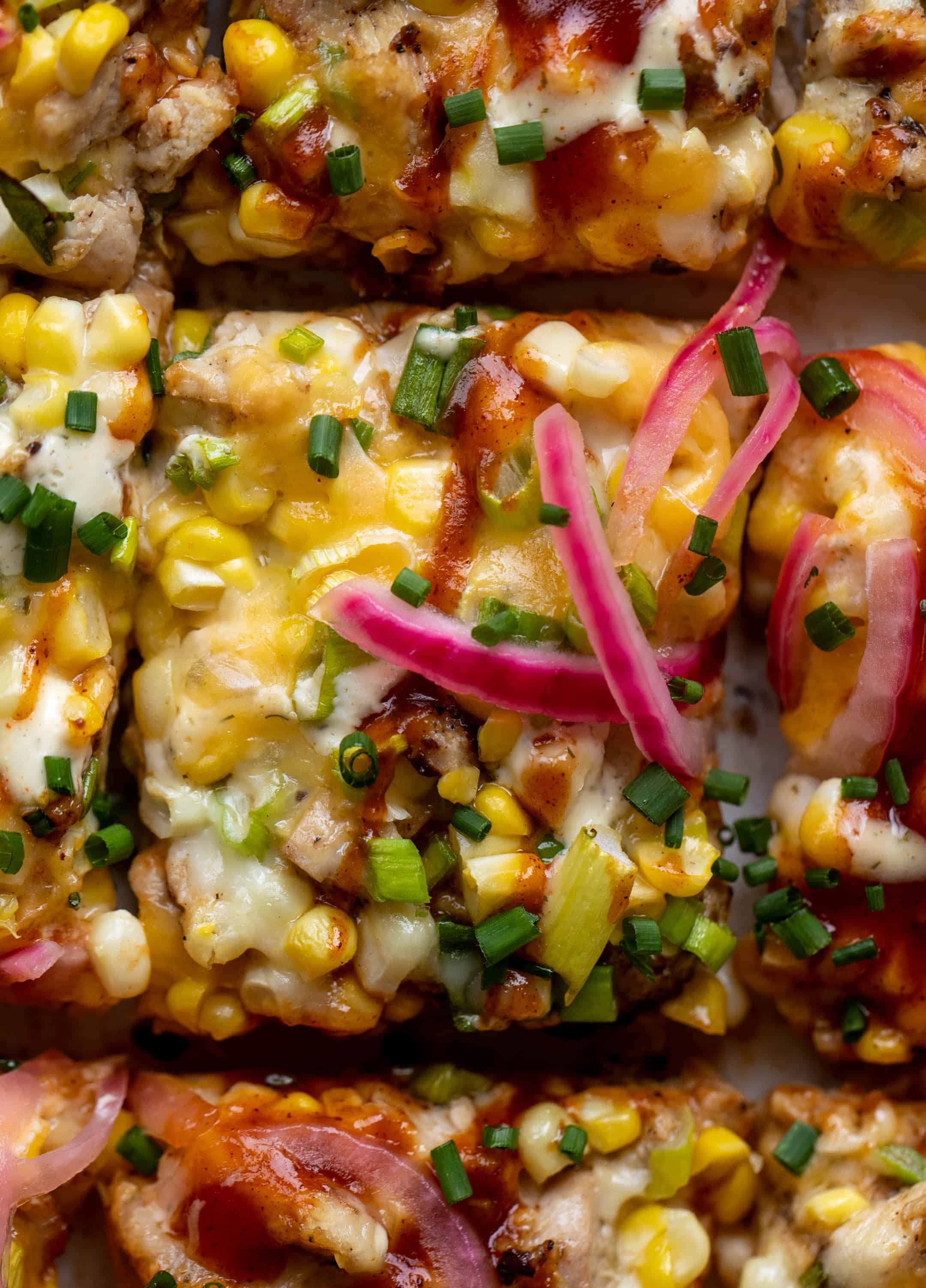 grilled summer BBQ chicken pizza