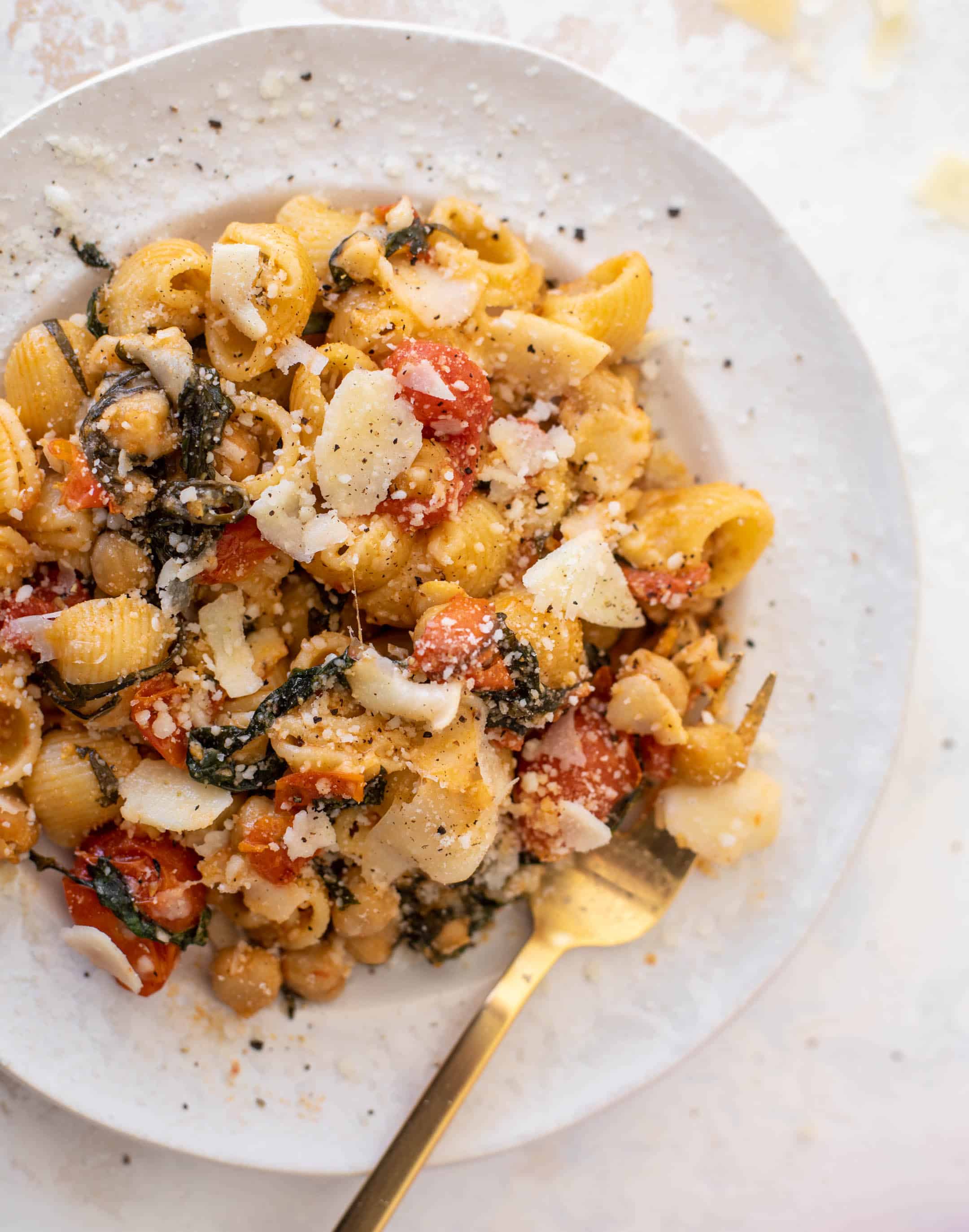burst tomato pasta with chickpeas and spinach